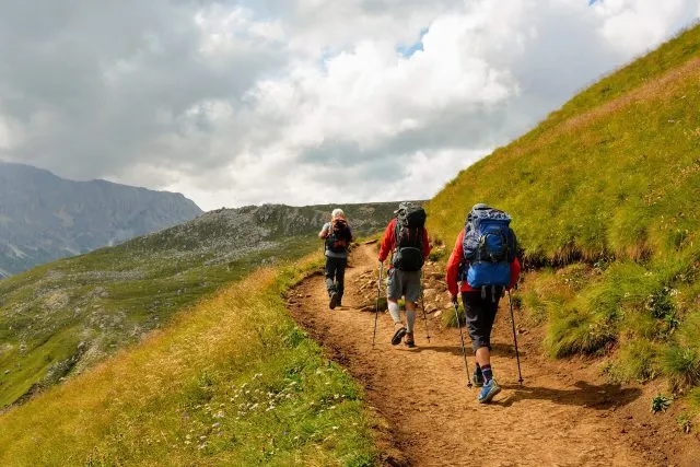 Buty trekkingowe zimowe damskie – z czym kompletować tak wygodne obuwie?