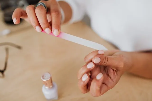 Jak wykonać poprawnie manicure hybrydowy?